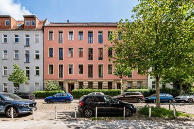 Zuhause im Glück – tolle 3-Zimmer-Altbauwohnung mit Balkon zum Innenhof! Selbstn. ab 09/2027