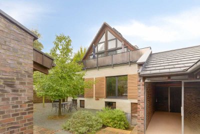 Zweifamilienhaus mit idyllischem Hof-Charakter, lichtdurchfluteten Räumen und Garage