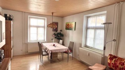 Familienfreundliche 4 Zimmer Wohnung mit Fernwärmeanschluss und kleinem Garten - neu renoviert