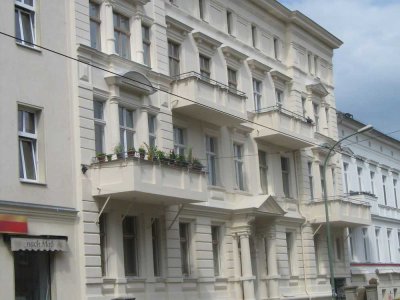 sehr sonnige Wohnung, Stuck, nahe Park. 4- (bzw. nach Umbau) 5- Zimmer Balkon PKW Stellplatz