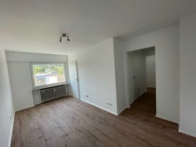 Gemütliche 2-Zimmer-DG-Wohnung mit Einbauküche in zentraler Lage