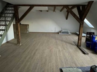 *NEU-SANIERT UND BEZUGSFERTIG* GROßE 2,5-ZIMMER-MAISONETTEN-WOHNUNG MIT BALKON UND STELLPLATZ
