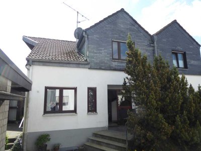 Doppelhaushälfte mit Einliegerwohnung, Garage und Carport in ruhiger Lage (Pohlhausen)