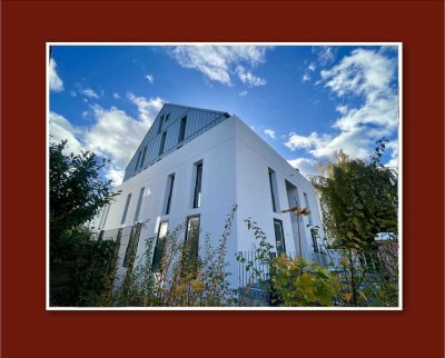 Neubau-Erstbezug: 2-Zimmer-Wohnung in modernen Haus mit Aufzug, Südwestbalkon & TG-Platz