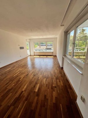 Stilvolle 4-Zi.-Wohnung mit Panorama-Balkon, und Einbauküche