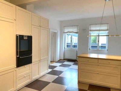 INNENSTADTLAGE: ** ANSPRUCHSVOLLES STADTHAUS MIT BLICK IN DEN PARK **