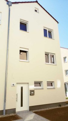 NEUBAU! Reihenendhaus mit 5 Zimmern + EBK + Stellplatz + Dachboden als Lagerraum!