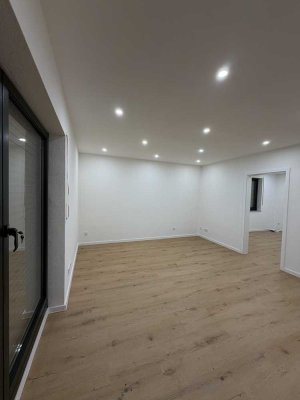 Erstbezug nach Renovierung: 3,5-Zi-EG-Wohnung mit Terrasse & TG-Stellplatz im 4-Parteienhaus