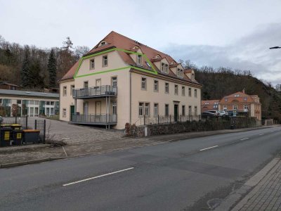 Helle 1-Zi.-Dachgeschoss-Wohnung (2021 saniert) mit EBK & Stellplatz – ruhig gelegen