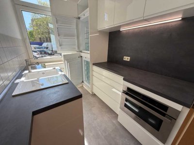 Bad mit Wanne+Fenster / EBK + 35,- € / sep. Küche mit Fenster
