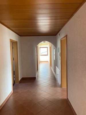 Geräumige 4-Zimmer-Wohnung mit Terrasse in Postbauer-Heng