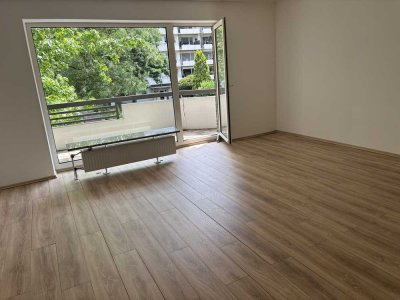 Helle und lichtdurchflutete Wohnung mit Aufzug und großem Sonnenbalkon in zentraler Lage!