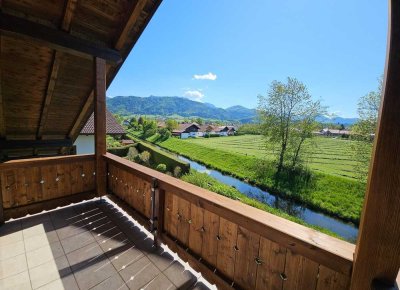 Charmante helle 3-Zi Dachgeschosswohnung mit traumhaftem Bergblick am Chiemsee