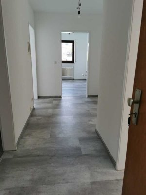 Schöne 3-Zimmer-EG-Wohnung in Heilbronn-Horkheim, Tgl.Bad, sep.WC, überd. Balkon, neu renoviert