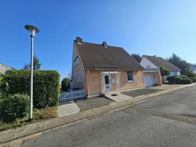 Freistehendes Einfamilienhaus mit Wintergarten, Terrasse und großem Grundstück in Bruchmühlbach