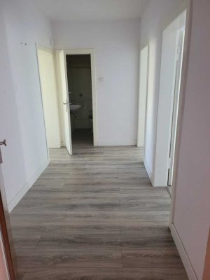 Günstige, helle zwei Zimmer Wohnung !!!!