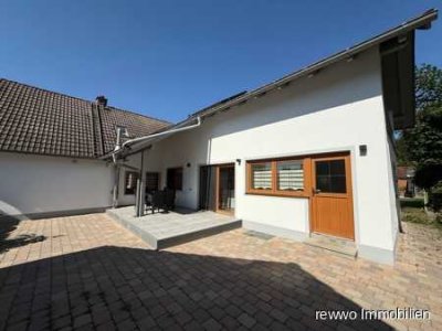 Großzügiges Einfamilienhaus mit modernisierter Ausstattung und fünf Garagen in Burgkirchen