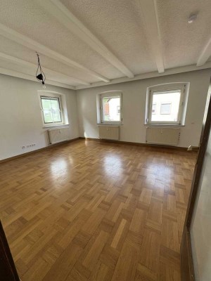Neu renovierte 3-Raum-Wohnung mit Dachterrasse in Uffenheim