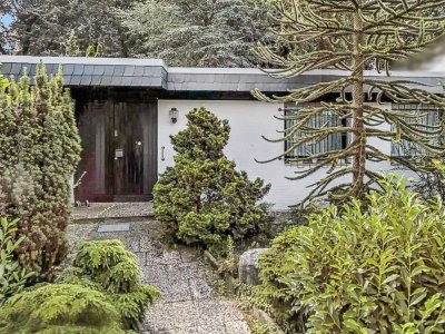 Walsrode: Teilunterkellerter Architekten-Bungalow am Waldrand mit Garten und Terrasse mit Kamin