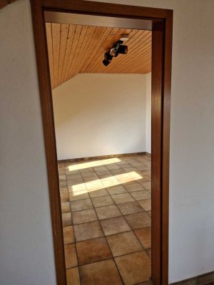 Stilvolle 2-Zimmer-DG-Wohnung mit Einbauküche in Maichingen