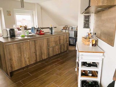 Neuwertige DG-Wohnung mit Mini-Balkon u. Garage