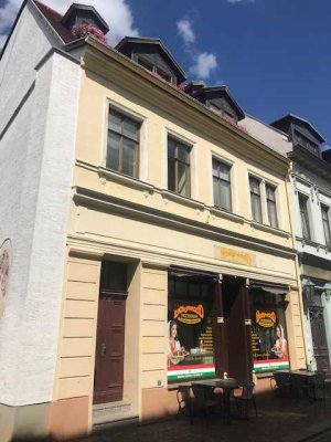 Geräumiges, günstiges 7-Zimmer-Mehrfamilienhaus sowie Ladenlokal