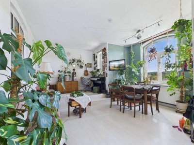 Charmante 2-Zimmer-Wohnung mit EBK & Balkon im denkmalgeschützten Mehrfamilienhaus