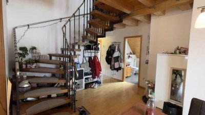 Schöne Maisonette  3- Zimmerwohnung in toller Lage mit Einbauküche, Balkon und Garage