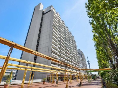 Solide vermietet mit Perspektive: Helle 3,5-Zimmer-Wohnung mit drei Loggien im Olympiadorf