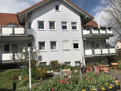 Gepflegte Dachgeschosswohnung mit drei Zimmern und Balkon in Altenstadt