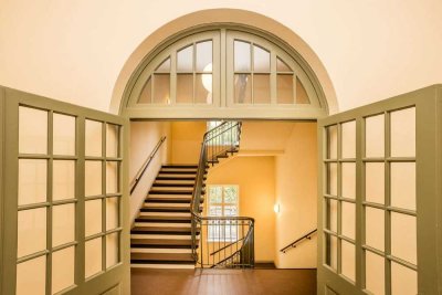 Altbaucharme trifft Geschichte – 2 Zimmer zum Wohlfühlen