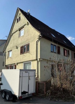 ** Sanierungsbedürftige Doppelhaushälfte **