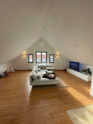Helle, moderne Maisonette-Dachgeschosswohnung mit offener Wohnküche und Balkonzugang