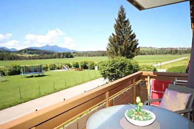 Morgens Vogelgezwitscher, abends Sonnenuntergang über den Bergen