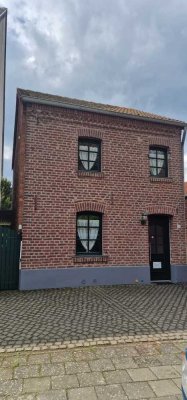Charmantes Einfamilienhaus, sehr geschmackvoll 2015 restauriert.Dieses Haus wird möbliert vermietet.
