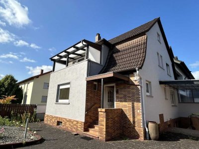 Geräumiges EFH in Stadtrandlage mit Garten und zwei Garagen!