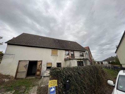 Sanierungsbedürftiges Zweifamilienhaus mit viel Potenzial / Möglichkeiten und einer Top Scheune