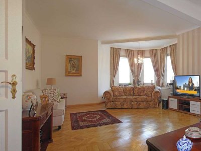 Ruhiger repräsentativer Altbau in guter Infrastruktur