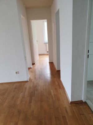 **helle 4 Zimmer- Wohnung im beliebten Wohngebiet**