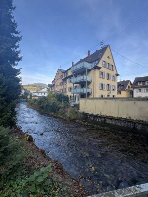 Große 4 Zimmer-Altbauwohnung mit großem überdachtem Balkon hin zum Grobbach + Wohnküche EBK