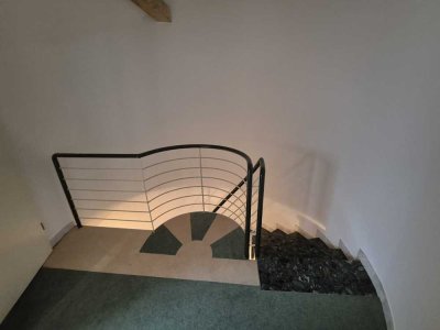 Das bestehende Einfamilienhaus wurde zu einem Zweifamilienhaus umgebaut. Die oberen Etagen (1. OG +