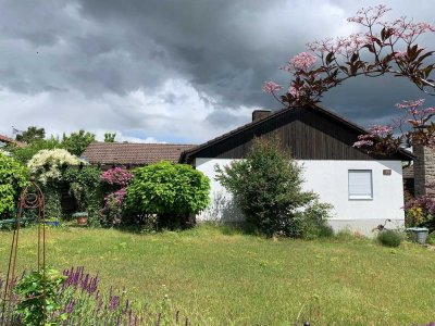Charmanter Winkelbungalow in Oberdürrbach – Plana-Einbauküche, Terrasse, Garage & Stellplatz