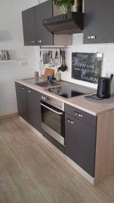 Stilvolle, vollständig renovierte 2-Zimmer-DG-Wohnung mit Einbauküche in Schnaittach