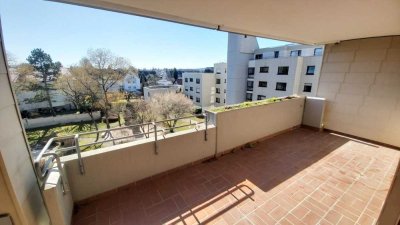 Gediegen modernisiert: 3,5-Zi+Bad,Balkon,2 WCs,TG. Neu:Edle EBK,Vinylboden,Sanitär. Lage+Zustand top
