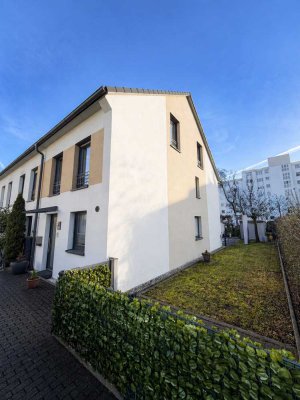 Neu- & hochwertiges REH mit gepflegten Garten, hochwertiger Einbauküche, 2 Stellplätzen – zeitnah fr