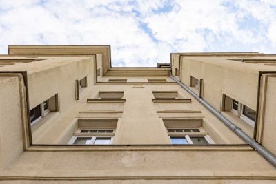 Unsanierte 70 m² DG-Altbauwohnung mit 150 m² Dachrohling zum Ausbau am Steinplatz / Südvorstadt