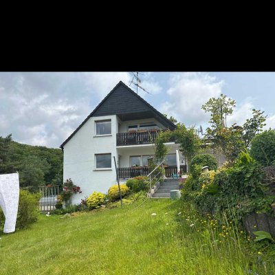 Dachgeschosswohnung im Grünen mit Balkon