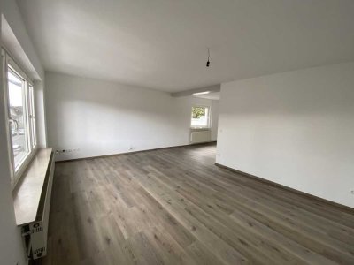 Provisionfrei - neu renovierte, großzügige 4-Zimmer-Terrassenwohnung mit eigener Dachterrasse