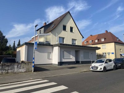 Besondere Immobilie,  ein Einfamilienhaus und ein Wohnhaus mit einer Gewerbeeinheit
