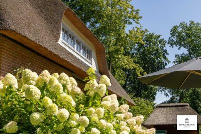 Einzugsbereites Reetdachanwesen mit Traumgarten